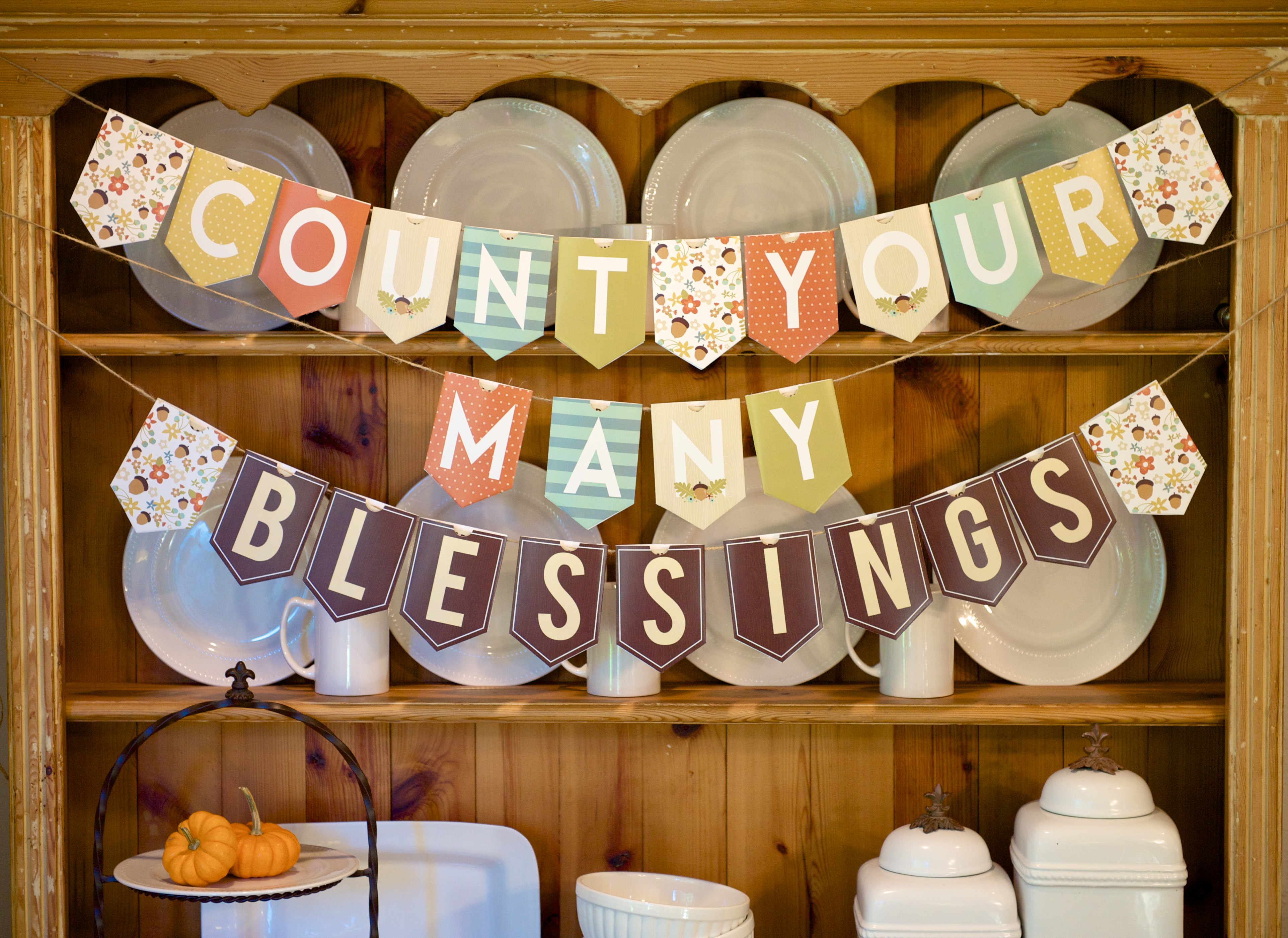 Printable Thanksgiving Activities for Families - dateyourspouse.com Activities and printable decor to use in November. | The Dating Divas