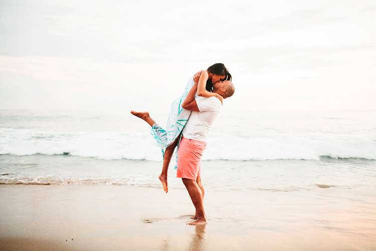 Lift your sweet girl up for a cute couple pose. | The Dating Divas