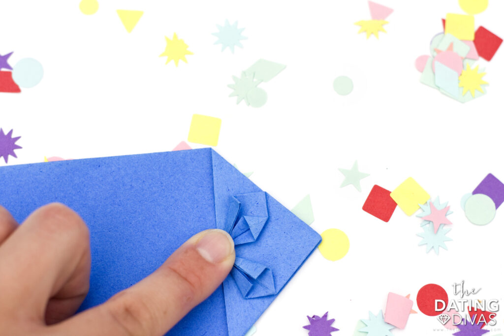 Showing how to fold an origami heart. - dateyourspouse.com Origami Beginners Tutorial for Dollar Bill Hearts | The Dating Divas