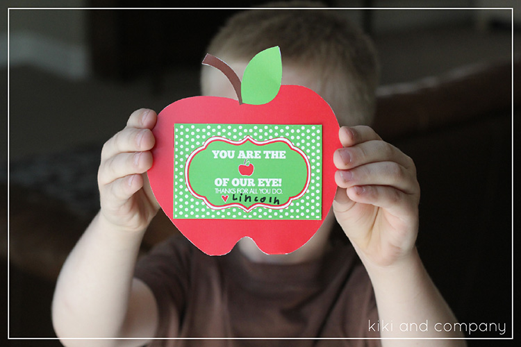 Apple Themed Teacher Appreciation Gift Card Holder - www.TheDatingDivas.com Apples are a classic teacher appreciation gift, try modernizing it with a gift card! | The Dating Divas