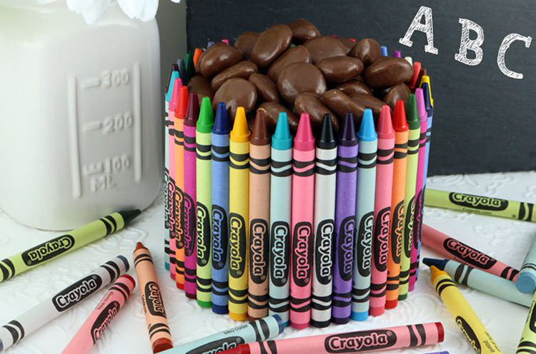 DIY Teacher Appreciation Crayon Candy Dish - www.TheDatingDivas.com DIY teacher appreciation idea for a crayon candy dish. | The Dating Divas