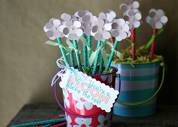 Pencil Bouquet Teacher Gift - www.TheDatingDivas.com Give a traditional school supply in a fun way, a pencil bouquet! | The Dating Divas