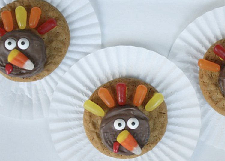 Fun Thanksgiving Food Ideas and Desserts - www.TheDatingDivas.com Use these fun Thanksgiving food ideas to make candy turkeys. | The Dating Divas