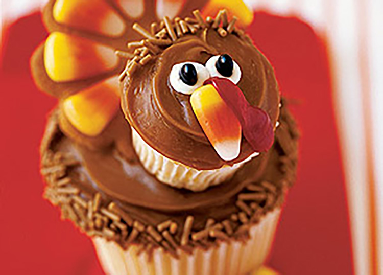 Turkey Cupcakes for Fun Thanksgiving Desserts - www.TheDatingDivas.com Fun Thanksgiving desserts should be turkey-shaped! | The Dating Divas