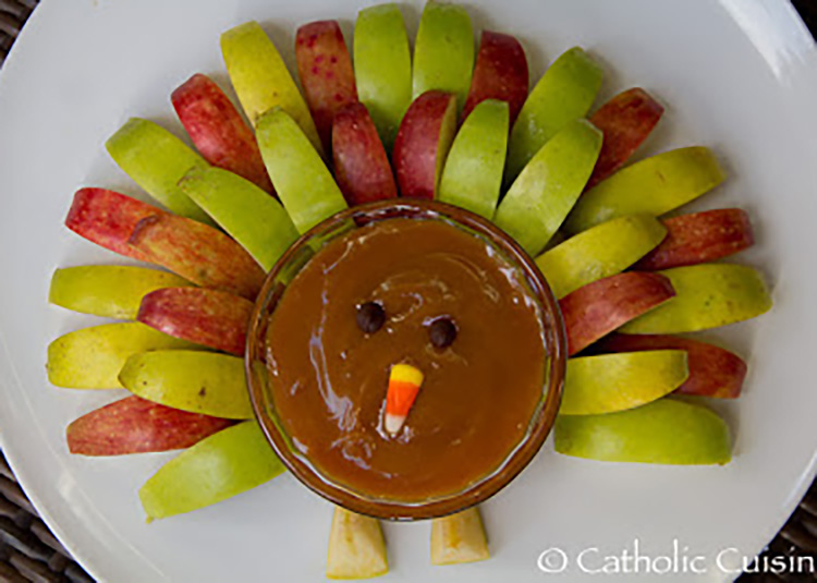 Thanksgiving Caramel Apple Turkey - www.TheDatingDivas.com Thanksgiving food ideas for finger foods - a Caramel apple turkey! | The Dating Divas