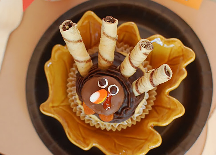 Fun Thanksgiving Turkey Cupcake Dessert - www.TheDatingDivas.com Thanksgiving food ideas for your dessert table should be turkey shaped, like this turkey cupcake! | The Dating Divas