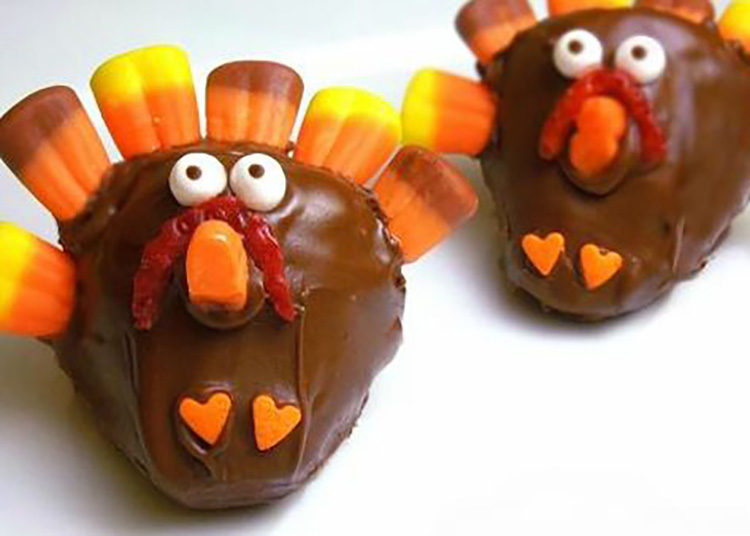 Turkey-Themed Dipped Strawberries - www.TheDatingDivas.com Dipped strawberries are a fun Thanksgiving dessert. | The Dating Divas
