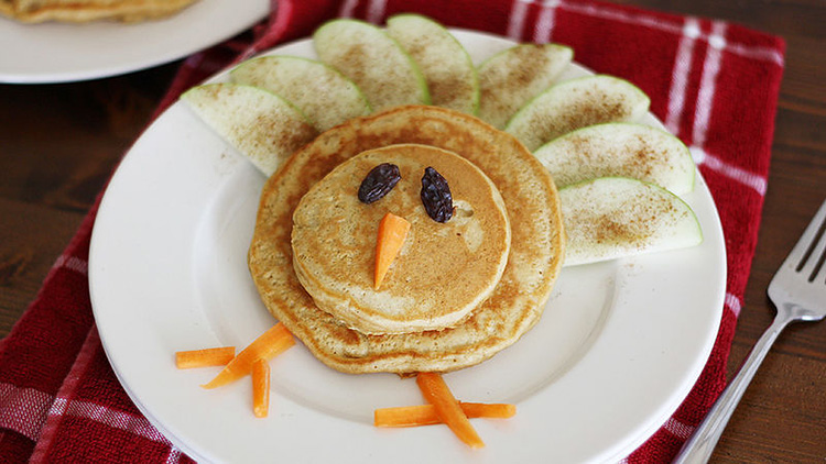 Thanksgiving Turkey Pancake with Apples - www.TheDatingDivas.com Stack your pancakes and make feathers from apples for this
Thanksgiving snack or meal. | The Dating Divas
