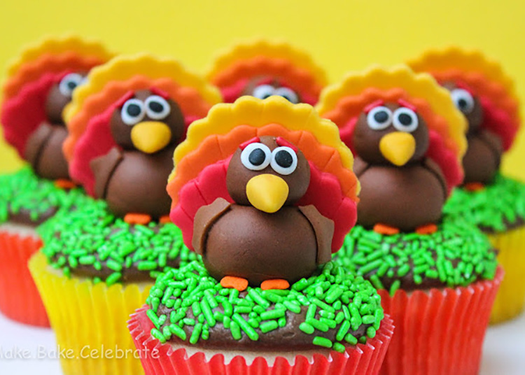 Fun Thanksgiving Dessert Cupcakes - www.TheDatingDivas.com Make some easy fondant turkey toppers for a fun Thanksgiving dessert. | The Dating Divas