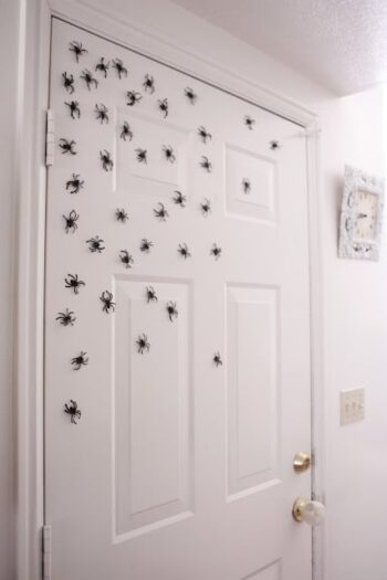 DIY Fake Spiders Climbing Up a Door - dateyourspouse.com DIY Halloween decor that is cheap and easy | The Dating Divas