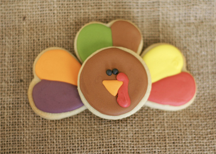 Turkey-shaped Fun Thanksgiving Desserts and Cookies - www.TheDatingDivas.com A fun Thanksgiving dessert twist with heart-shaped feathers for your turkey! | The Dating Divas