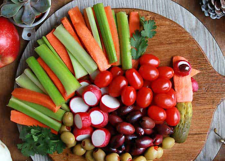 Turkey-Themed Veggie Tray - www.TheDatingDivas.com Thanksgiving snacks are best when they are finger foods. This turkey veggie tray fits the bill. | The Dating Divas