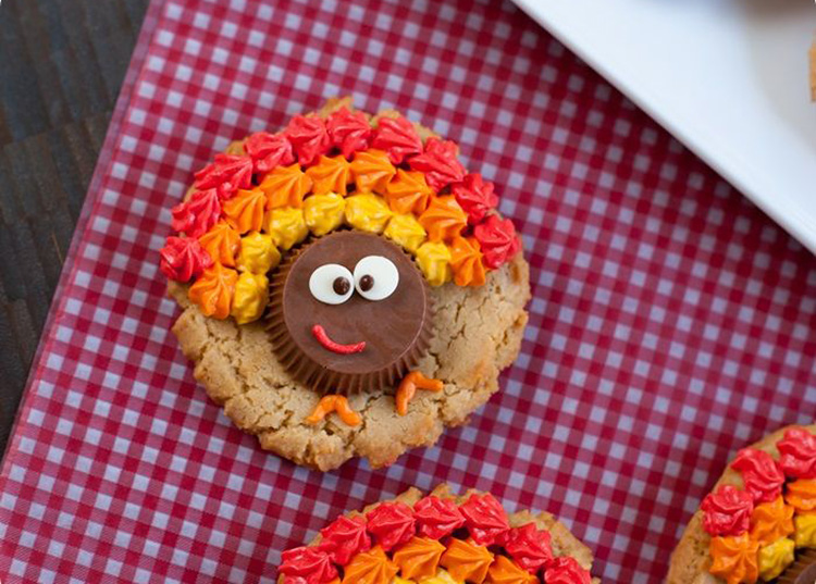 Peanut Butter Cup Thanksgiving Cookies Use a popular peanut butter cup to make some fun thanksgiving desserts that look like turkeys. | The Dating Divas