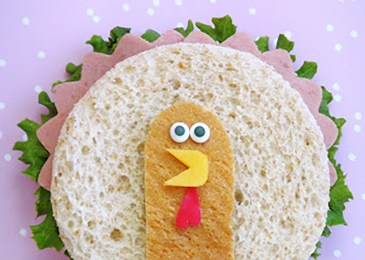 Thanksgiving Turkey Sandwiches for Kids - www.TheDatingDivas.com Thanksgiving treats for kids are the way to get them to eat! I love this little turkey sandwich. | The Dating Divas