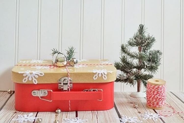 A DIY advent calendar that is inside a lunchbox - dateyourspouse.com A homemade advent calendar gift that is inside a snowflake decorated lunchbox | The Dating Divas