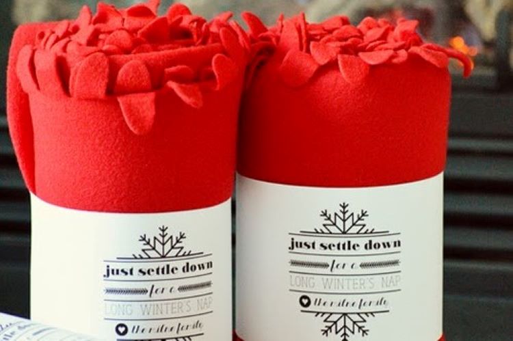 Fleece blankets and a Christmas poem - dateyourspouse.com Two fleece blankets rolled and wrapped with a Christmas poem | The Dating Divas