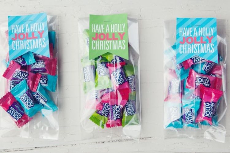 Small packets of Jolly Ranchers to hand out for Christmas - dateyourspouse.com Jolly Ranchers in bags and a Christmas gift tag | The Dating Divas