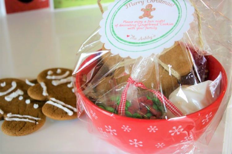 A homemade gift kit filled with supplies to decorate gingerbread men - dateyourspouse.com A gingerbread man decorating gift kit | The Dating Divas