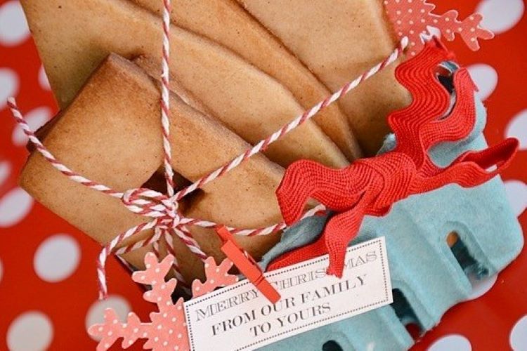 DIY gingerbread house kit to be used as a Christmas gift - dateyourspouse.com Gingerbread house pieces wrapped together with string and a gift tag | The Dating Divas
