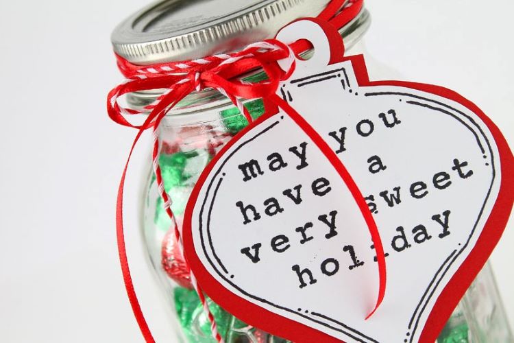 A jar of Christmas sweets to be given as a DIY Christmas gift in 2020 - dateyourspouse.com A mason jar that's filled with candy and other sweet Christmas treats | The Dating Divas