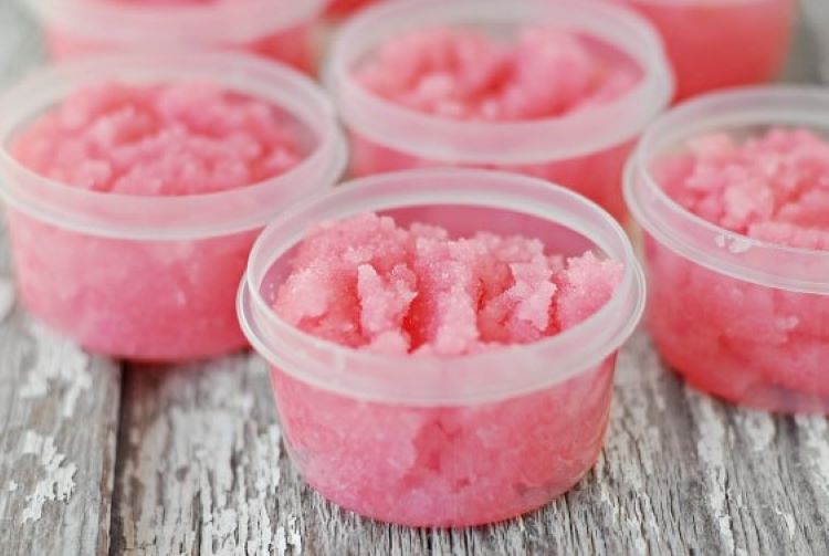 Easy Christmas gifts for neighbors DIY peppermint sugar scrub - dateyourspouse.com Homemade peppermint scrub DIY Christmas gift for 2020 | The Dating Divas