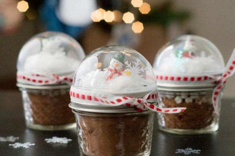 Homemade hot cocoa mix in small jars with a snowman on top - dateyourspouse.com Small jars filled with homemade hot cocoa mix and decorated with a snowman | The Dating Divas