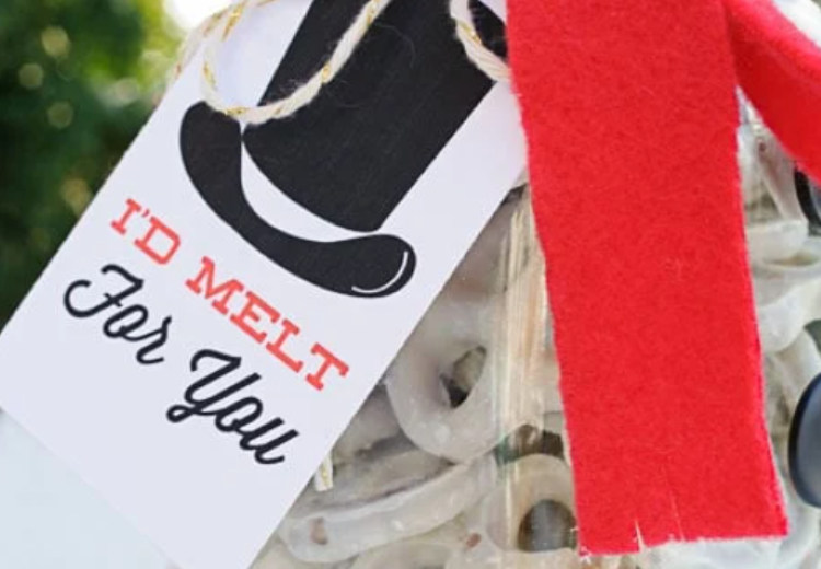 A jar filled with white chocolate covered pretzels gift idea - dateyourspouse.com A jar of white chocolate covered pretzels with a snowman style Christmas gift tag | The Dating Divas