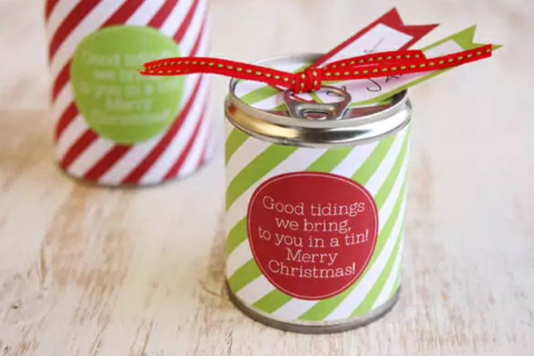 Pop top can gift card holders - dateyourspouse.com Pop top cans containing gift cards and decroated for Christmas | The Dating Divas