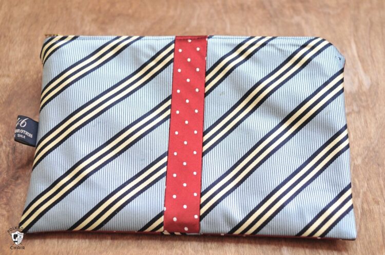 A DIY pouch for him as a Christmas gift - dateyourspouse.com A necktie pouch for personal belongings | The Dating Divas