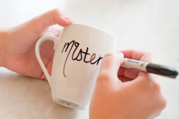 Mister & Misses Matching Mugs Gift - dateyourspouse.com Mister and Misses matching mugs idea for a Christmas gift for him - The Dating Divas
