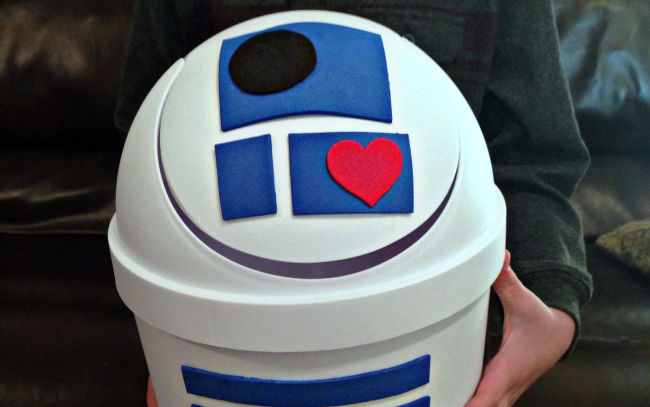 R2D2 Valentine's Day themed box idea for cards - thedatingdivascom.bigscoots-staging.com Mini white trash bin turned into R2D2 themed Valentine's Day box | The Dating Divas
