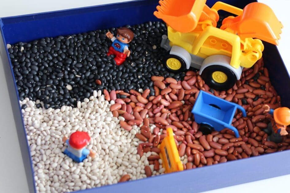 Toddler activities using beans and toys - thedatingdivascom.bigscoots-staging.com Bean sensory bin for toddlers | The Dating Divas