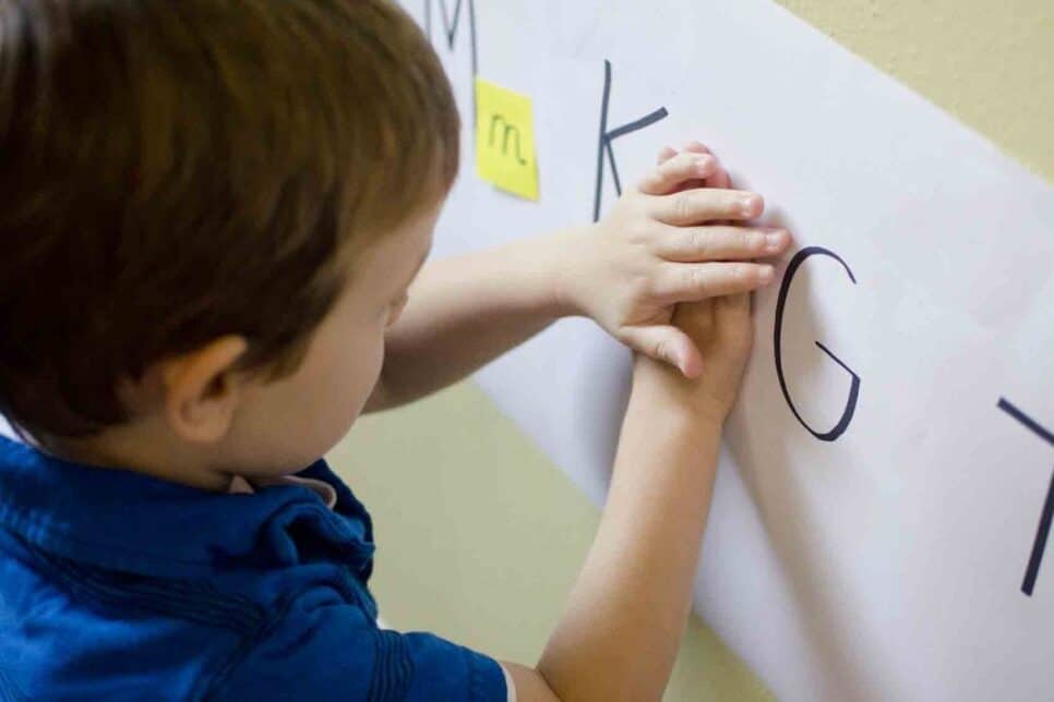 Post-It note preschool activities - thedatingdivascom.bigscoots-staging.com Toddler activities using letters and Post-It notes | The Dating Divas