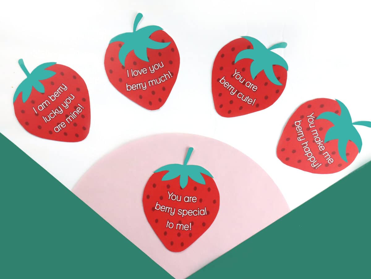Adorable notes for how to make chocolate covered strawberries date night | The Dating Divas