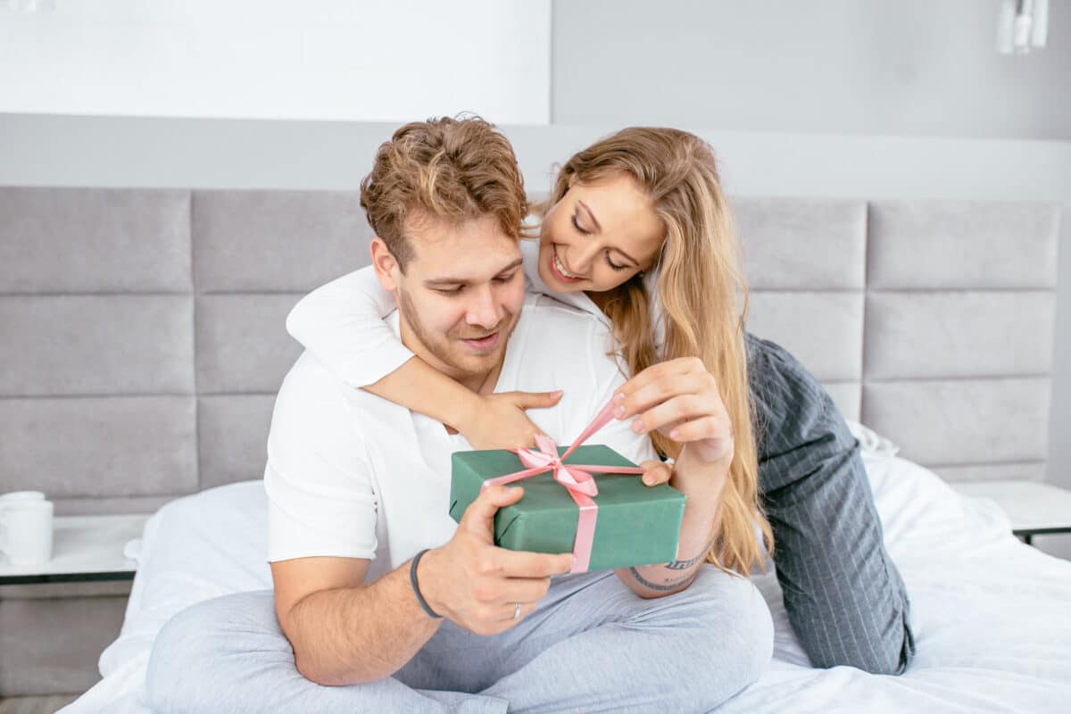 Anniversary gift ideas for him that are romantic and practical - dateyourspouse.com The best anniversary gift ideas for him | The Dating Divas