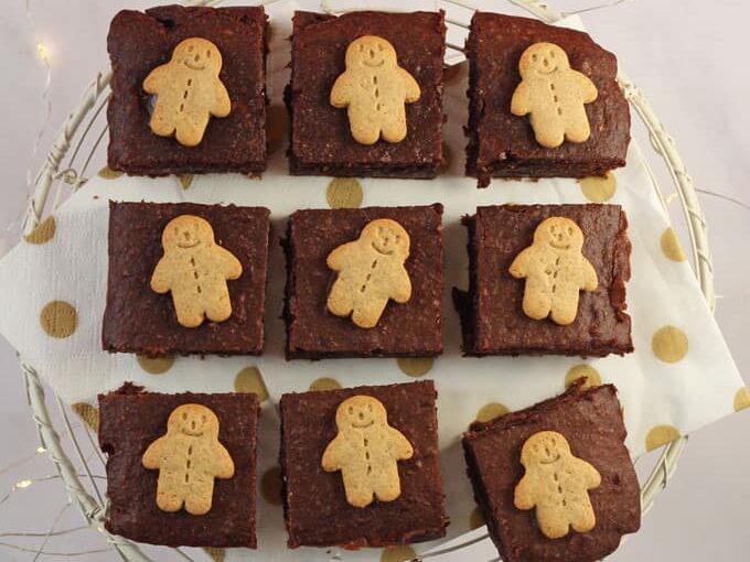 This gingerbread recipe for brownies looks so yummy, and they turn out so cute! | The Dating Divas