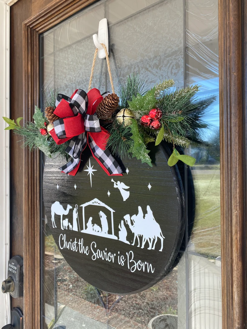 We love how you can decorate your door with something other than a Christmas wreath! | The Dating Divas