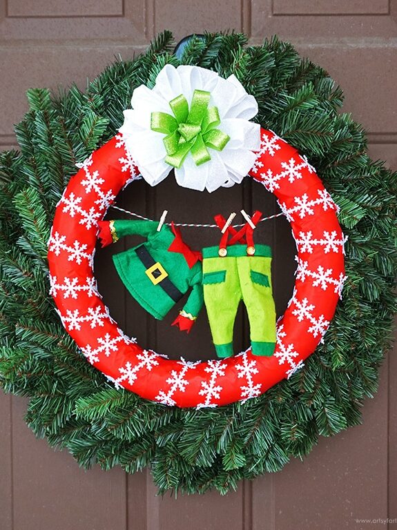 This Elf Laundry Christmas wreath is just darling! | The Dating Divas