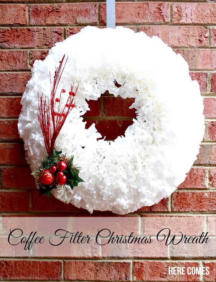 This coffee filter Christmas wreath is so easy! | The Dating Divas