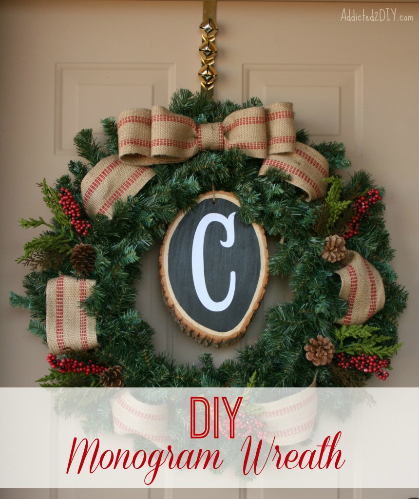 We love how elegant this Monogram Christmas wreath is! | The Dating Divas