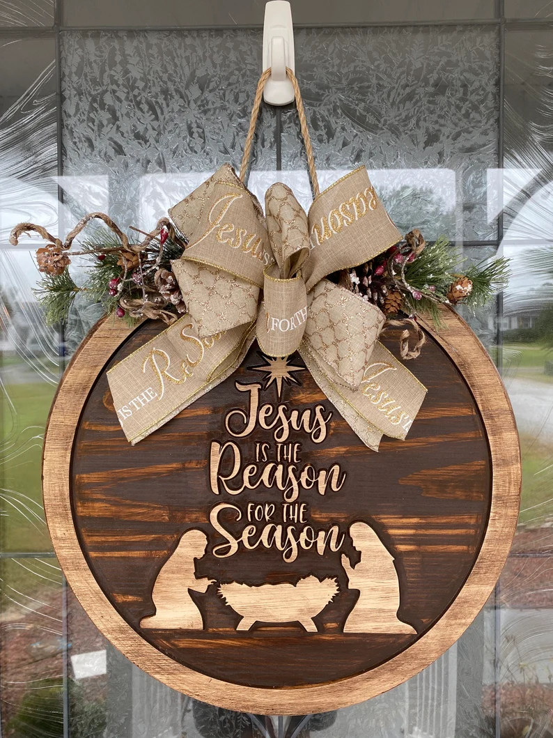 This door hanger isn't a Christmas wreath but it belongs in your holiday decor anyway! | The Dating Divas