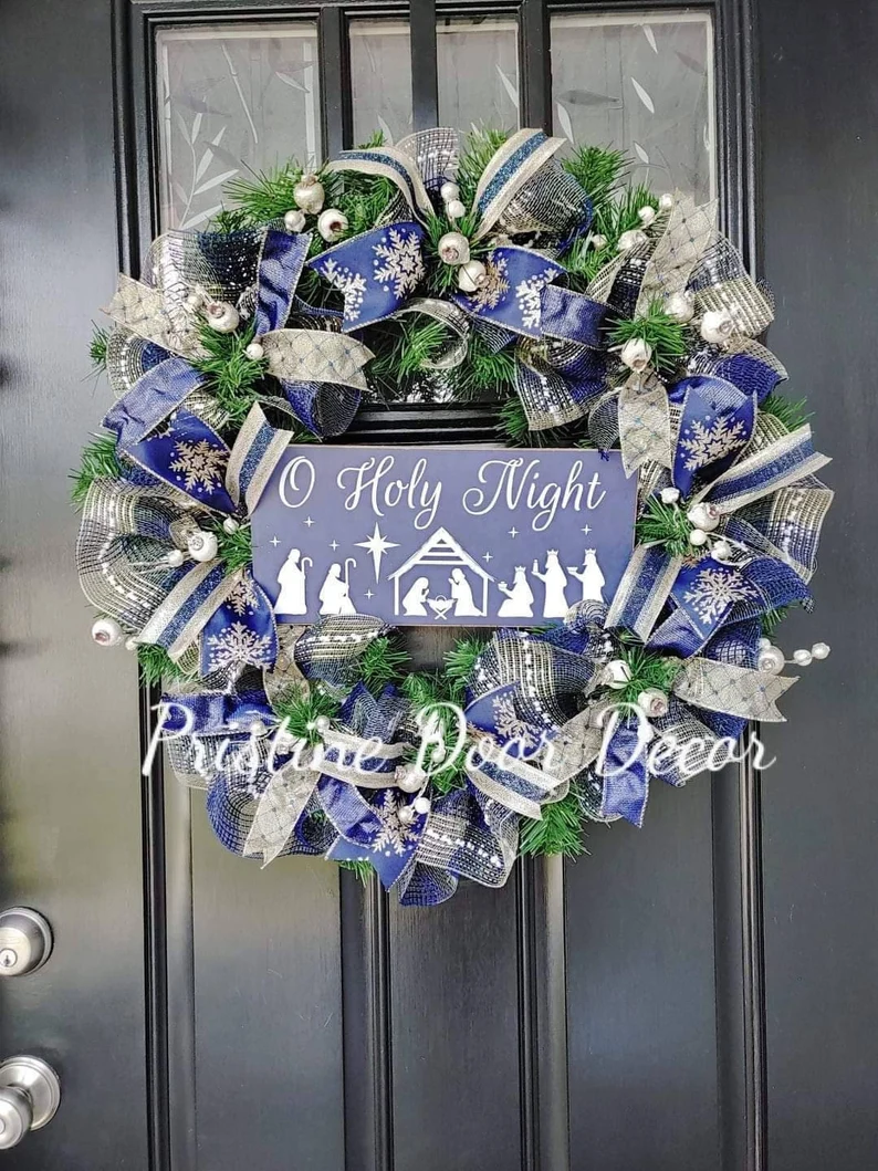 This Christmas wreath puts Christ in your Christmas decor! | The Dating Divas