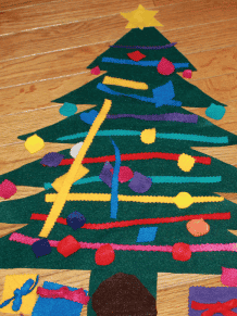 We love this easy felt tree to make for Christmas crafts! | The Dating Divas