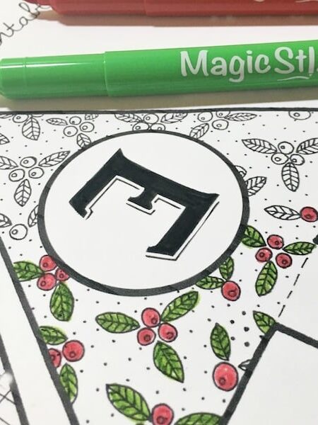 We love these DIY coloring banner Christmas crafts for kids! | The Dating Divas