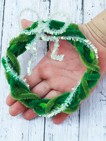 These wreath Christmas crafts are super easy and you only need pipe cleaners! | The Dating Divas