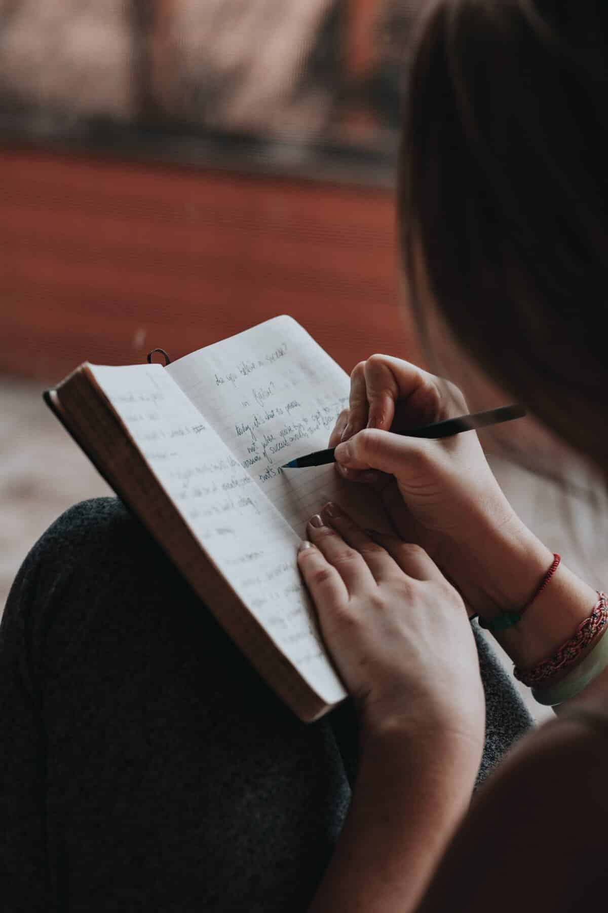 Our ten tips for how to be happy include keeping a gratitude journal to remind yourself of how much you have. | The Dating Divas