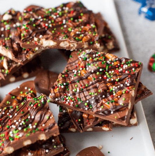 Your family is going to love these chocolate pretzel bark Christmas desserts! | The Dating Divas