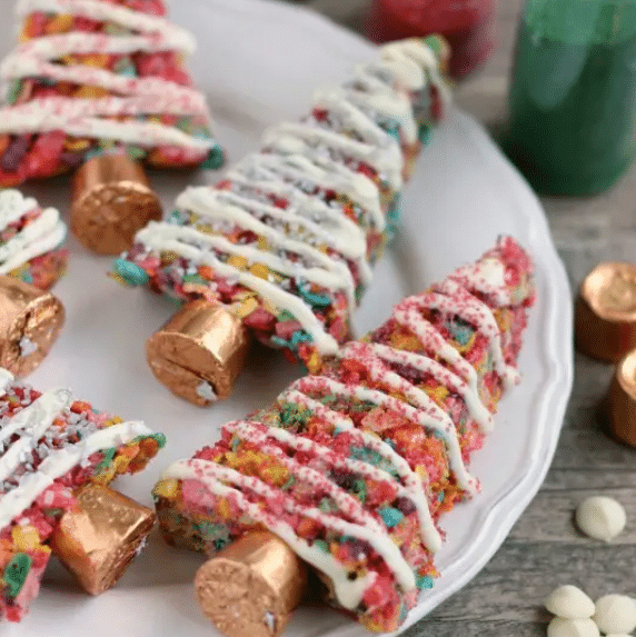 These Krispie Treat-Christmas trees are super easy Christmas desserts to feed a crowd! | The Dating Divas