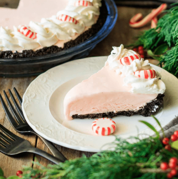 No-bake pies are yummy and easy Christmas desserts, especially if you're in a time crunch! | The Dating Divas