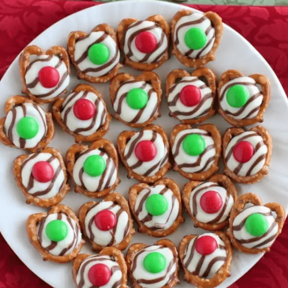 Yummy and easy pretzel hugs make great Christmas treats! | The Dating Divas